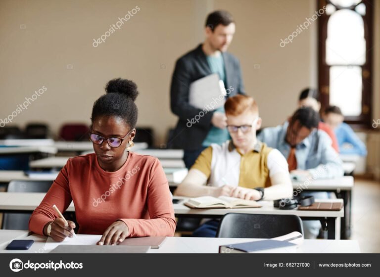 grupo diverso de estudantes na faculdade