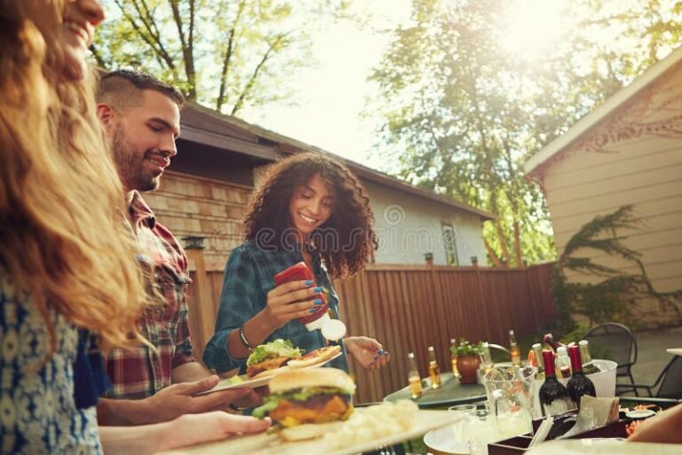 grupos de pessoas compartilhando refeicoes felizes