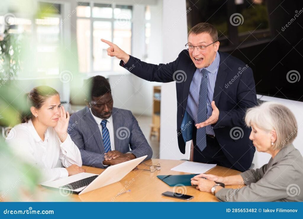 Como a Governança Corporativa Pode Mitigar Riscos de Compliance 1 grupos de pessoas discutindo em uma mesa