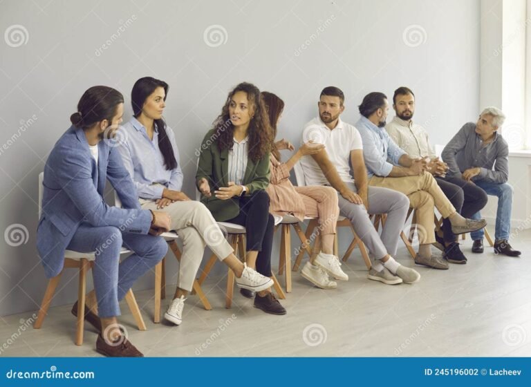 grupos de pessoas discutindo em uma sala