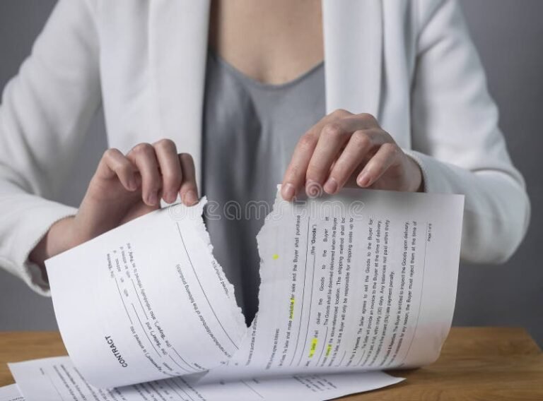 imaagem de um contrato sendo rasgado