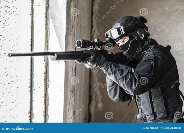 imagem de um investigador da policia em acao