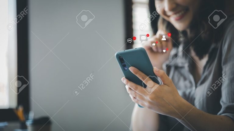 imagem de uma pessoa usando smartphone com aplicativo