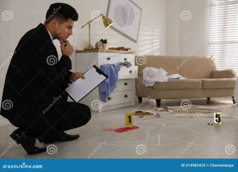 investigador examinando cena de crime