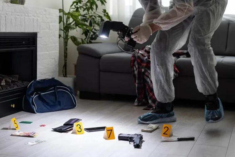 investigadores analisando cena de crime real