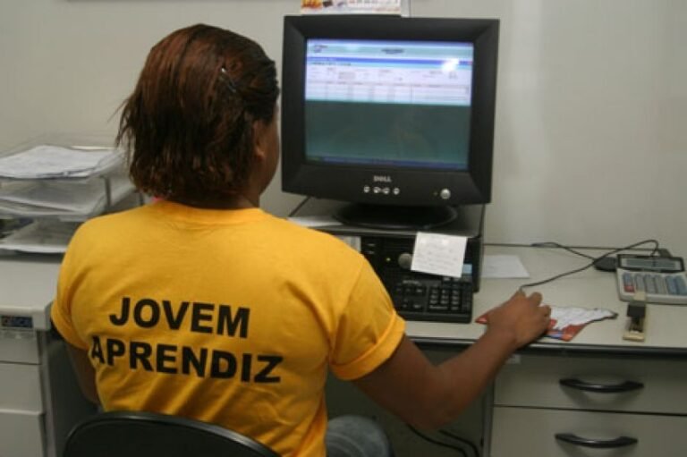 Jovem Aprendiz Precisa Cumprir Aviso Prévio em Caso de Saída 13 jovem aprendiz saindo de um escritorio