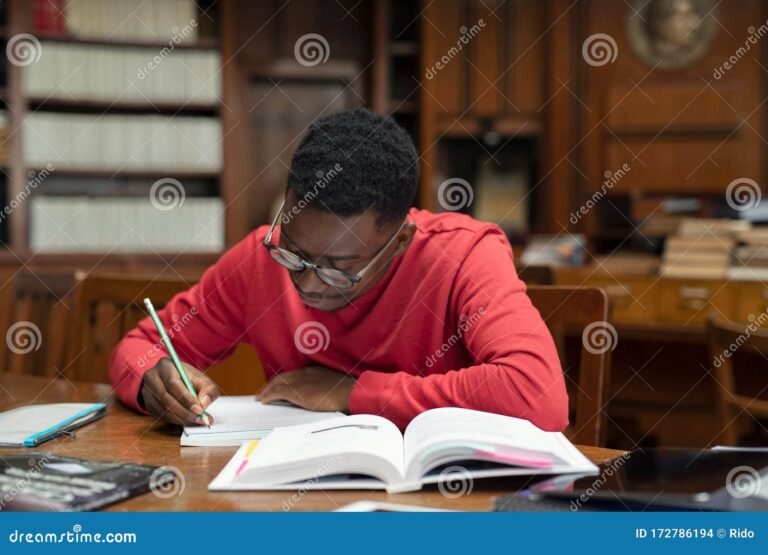 jovem estudando para exames em biblioteca