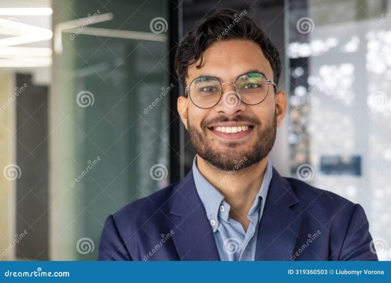 O Que Colocar na Experiência Profissional do Meu Primeiro Emprego 25 jovem profissional sorrindo em ambiente de trabalho