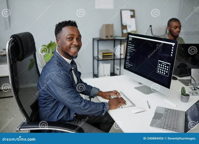 É Necessário Ter Faculdade Para Trabalhar na Área de TI 18 jovem programador trabalhando em um laptop