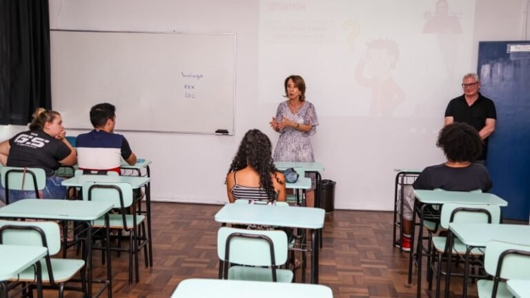 Quem Pode Se Inscrever Para o Enem e Quais São os Requisitos 4 jovens estudando para provas com entusiasmo