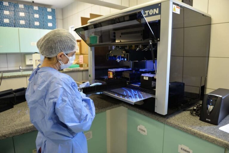 laboratorio forense com equipamentos de investigacao