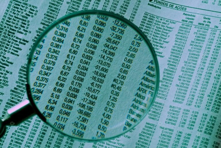 Como Posso Identificar a Fonte de Texto Usando Imagens 6 lupa sobre letras em papel