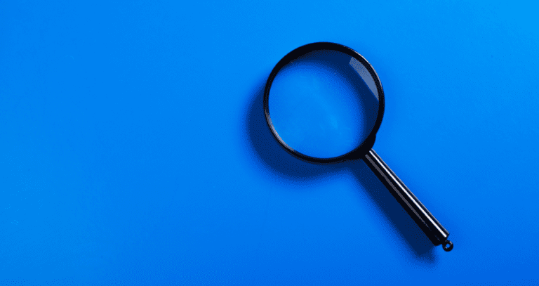 lupa sobre um documento com cnpj