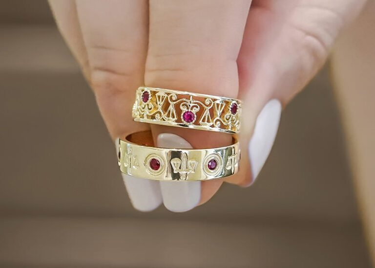 mao segurando anel de formatura