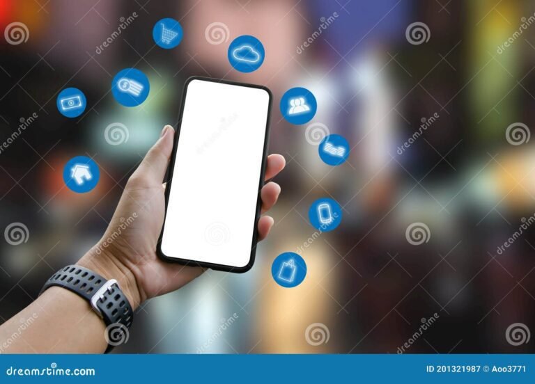 mao segurando smartphone com links digitais