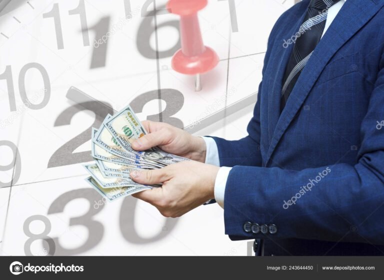 Quando Cumpre Aviso Prévio, Recebe Salário ou Apenas Indenização 11 mao segurando um calendario e dinheiro