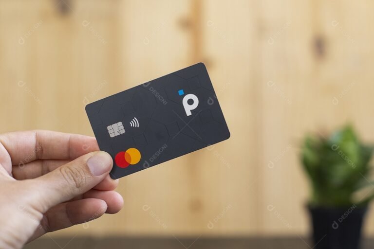 Como Pedir Reembolso no Kiwify: Passo a Passo Simples 25 mao segurando um cartao de credito