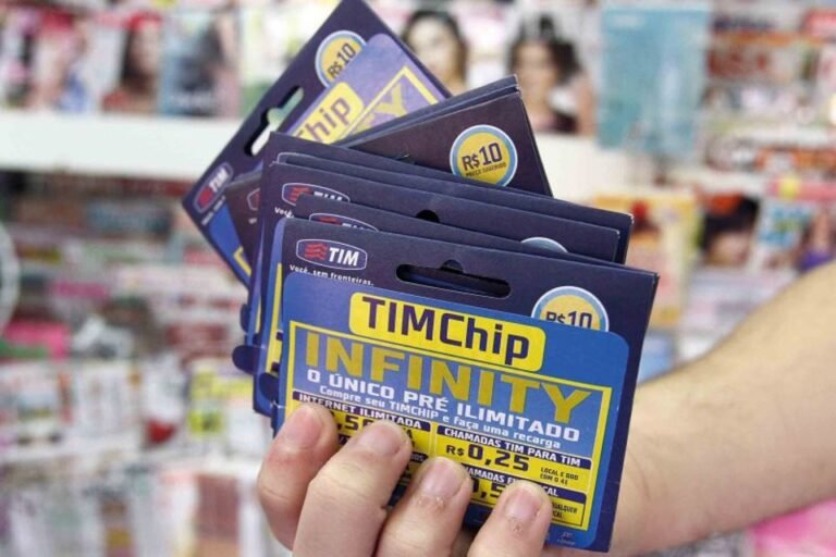 mao segurando um chip sim da tim