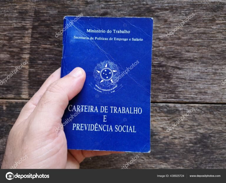 mao segurando um documento de direitos trabalhistas