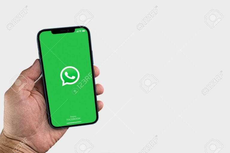 Como Recuperar Meu WhatsApp Se Eu Perdi Acesso À Conta 12 mao segurando um smartphone com whatsapp