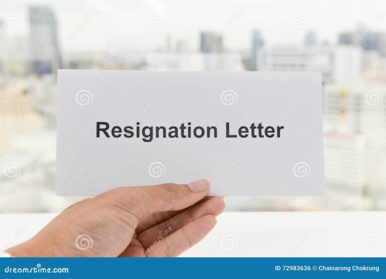 Quando Você é Mandado Embora, Precisa Cumprir o Aviso Prévio 10 mao segurando uma carta de demissao