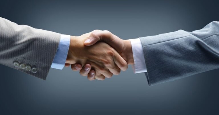 Como Redigir uma Mensagem de Aprovação em Processo Seletivo 15 maos apertando se em sinal de aprovacao