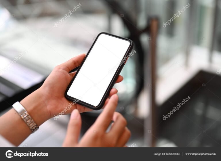 maos digitando em um celular moderno
