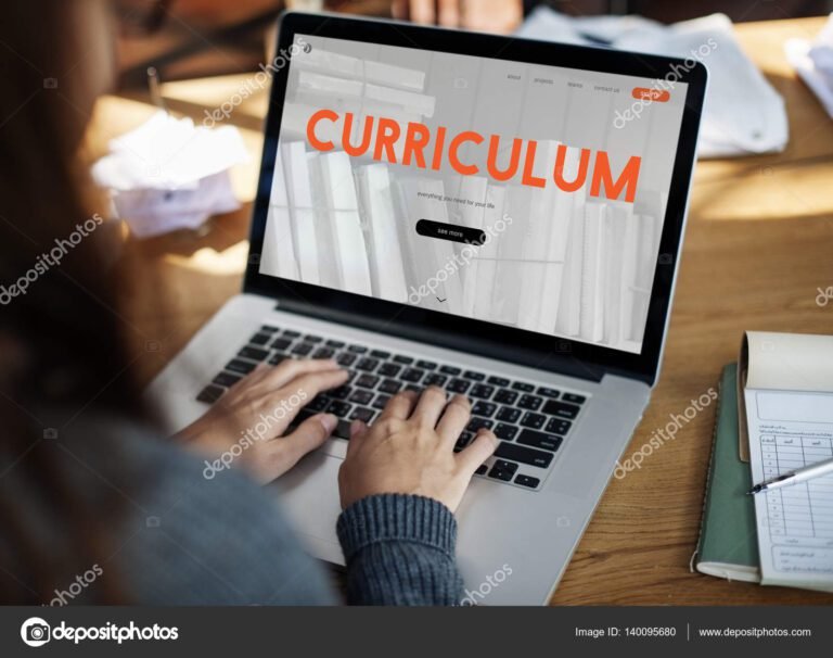 maos digitando em um laptop com curriculo