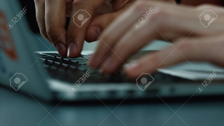 maos digitando em um teclado de laptop