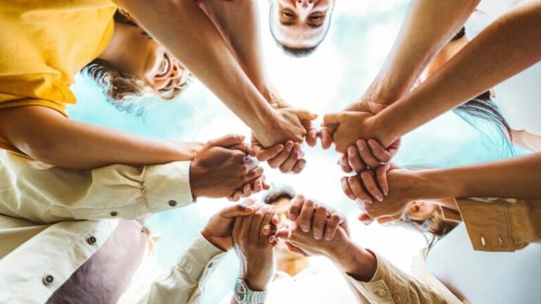 maos entrelacadas simbolizando conexao e compreensao