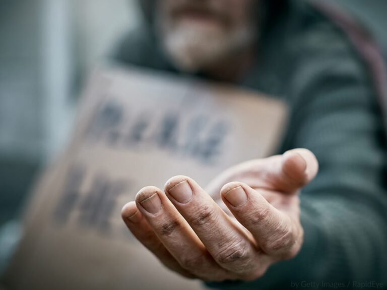 maos estendidas ajudando alguem necessitado