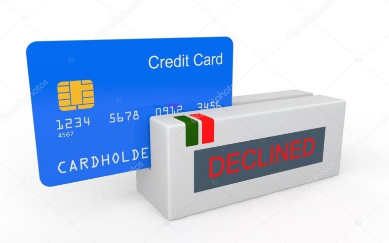 maos segurando um cartao de credito rejeitado
