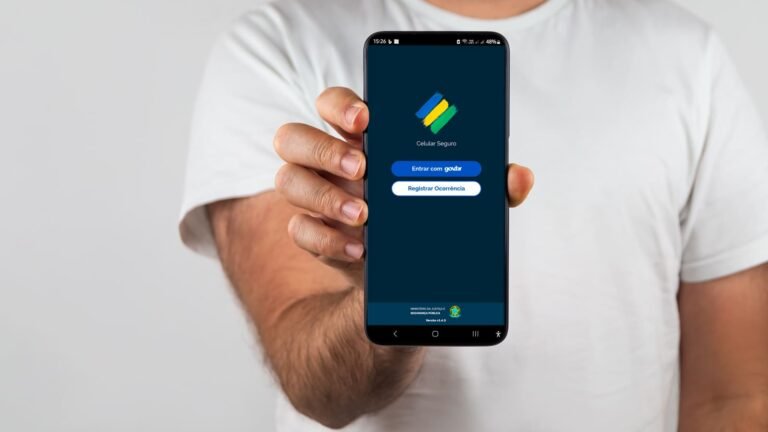 maos segurando um celular com aplicativo bancario