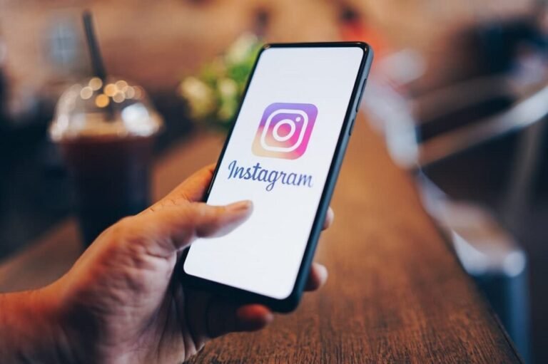 maos segurando um celular com instagram aberto
