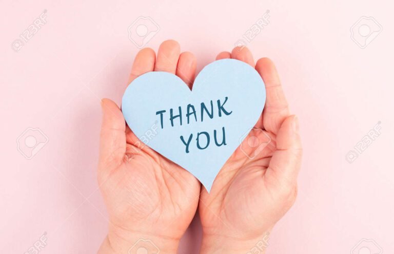 maos segurando um coracao em gratidao