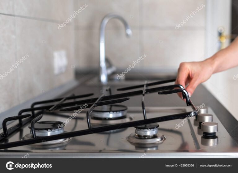 maos segurando um gas de cozinha