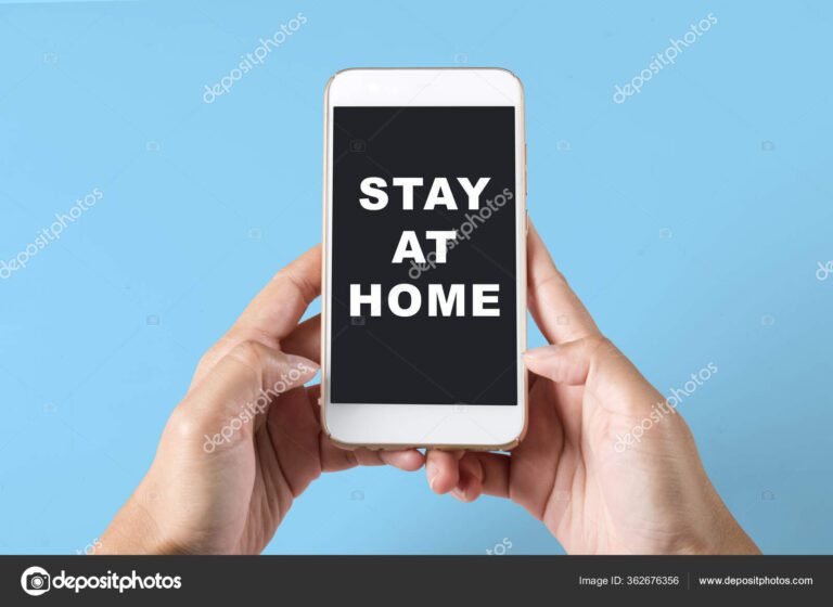 Como Ativar o Dispositivo Caixa Usando SMS de Forma Simples 29 maos segurando um smartphone com mensagens