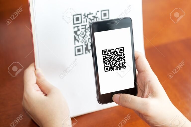 maos segurando um smartphone com qr code