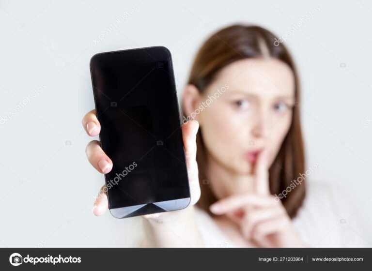 maos segurando um smartphone em silencio