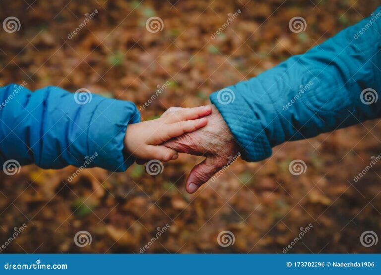 E ainda me pega quando estou caindo: O que isso realmente significa 9 maos segurando uma pessoa em queda