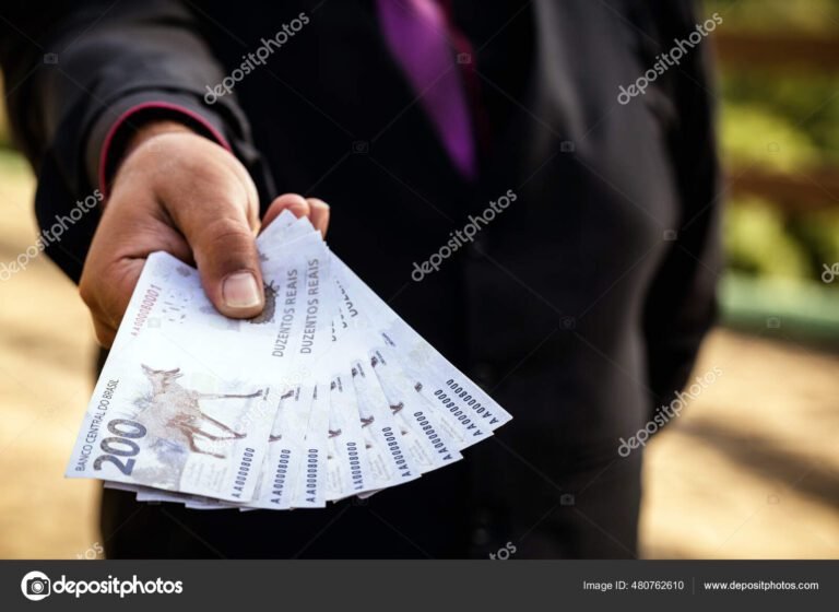 maos segurando varias contas bancarias