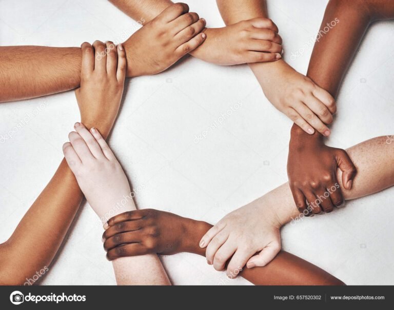 Como Construir e Fortalecer Sua Rede de Apoio Familiar 6 maos unidas formando um circulo de apoio