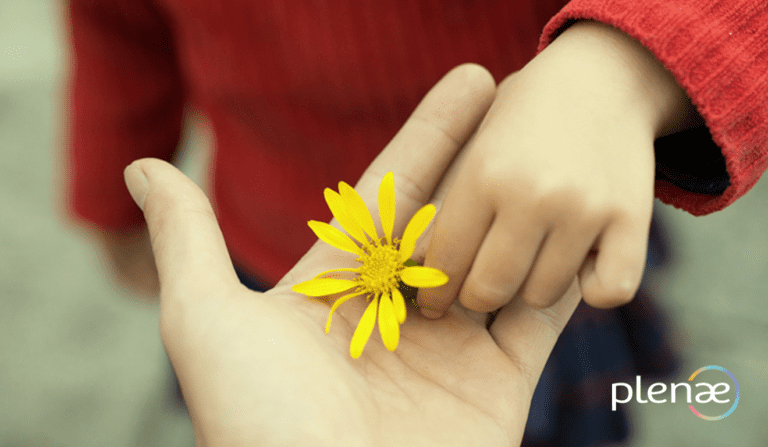 maos unidas simbolizando fe e razao