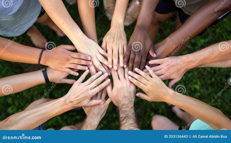 Quais São os Direitos do Trabalhador no Brasil e Como Exigi-los 29 maos unidas simbolizando solidariedade trabalhista