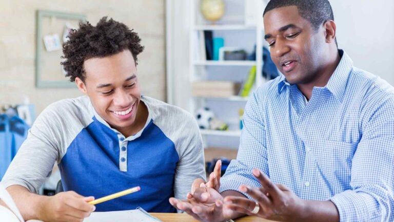 Como um curso de coaching pode transformar seu desenvolvimento humano 4 mentor guiando pessoa em jornada de autoconhecimento