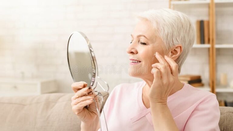 mulher refletindo em um espelho