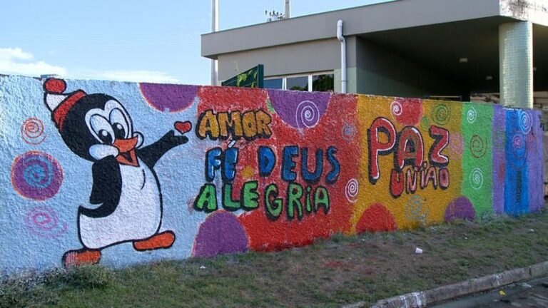 mural colorido com nomes de alunos