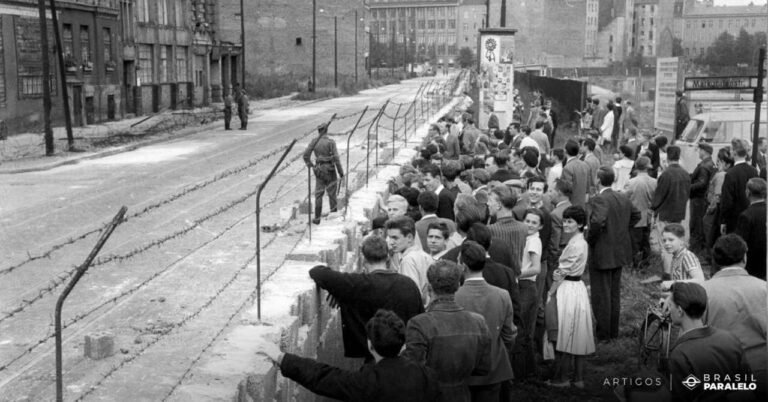 muro de berlim com pessoas se separando