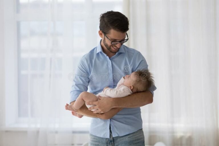 Quantos Dias o Pai Tem Direito a Licença Paternidade no Brasil 17 pai segurando bebe em momento carinhoso