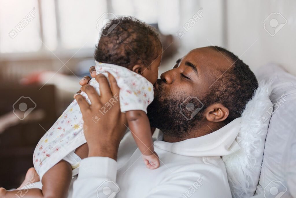 Quais são os direitos do pai ao nascer o filho 1 pai segurando recem nascido com amor
